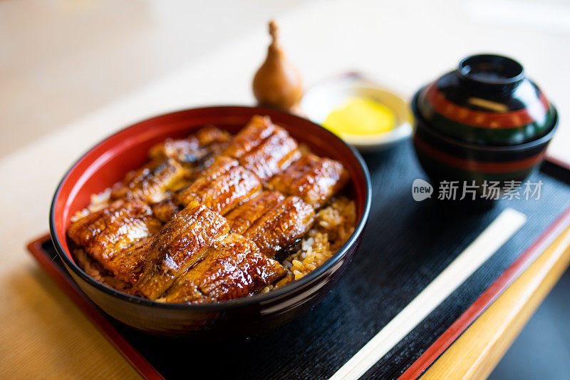 近距离拍摄日本鳗鱼碗米饭(Unagi Don)午餐套餐